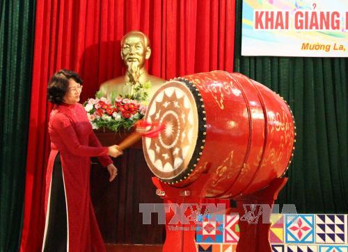 Phó Chủ tịch nước động viên thầy trò vùng lũ Mường La ảnh 1